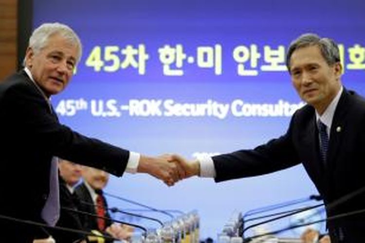 Menteri Pertahanan AS Chuck Hagel dan rekannya dari Korea Selatan Kim Kwan-jin sesaat sebelum penandatanganan perjanjian kerja sama militer baru kedua negara.