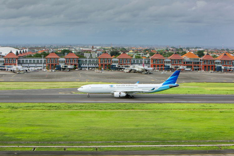 PT Angkasa Pura Indonesia gencar melaksanakan pekerjaan pemeliharaan perkerasan landas pacu (runway) Bandara I Gusti Ngurah Rai, Bali.