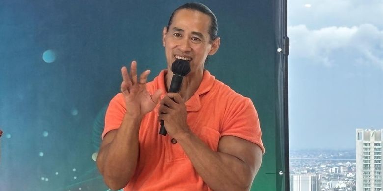 Praktisi kebugaran tubuh Ade Rai dalam acara diskusi media memeringati Hari Osteoporosis Sedunia di Jakarta (23/10/2025).