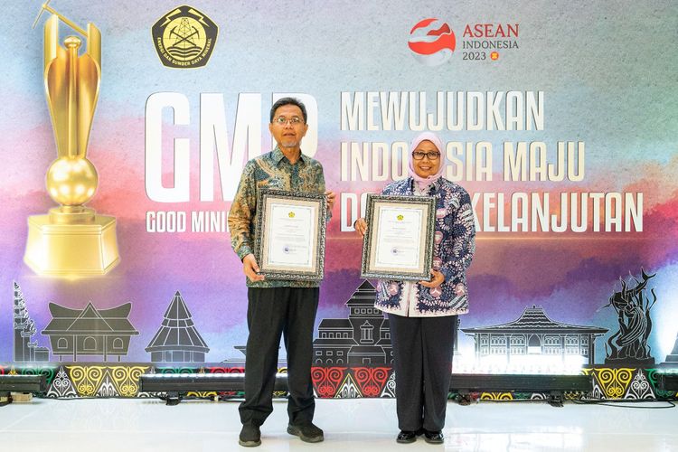 Direktur Operasi SIG Reni Wulandari (kanan) dan Direktur Operasi PT Semen Gresik Benny Ismanto, membawa penghargaan yang diraih di ajang Good Mining Practice Award 2023 di Hotel Bidakara, Jakarta, Jumat (29/9/2023).
