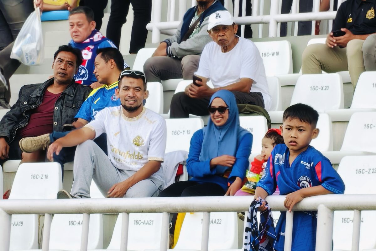Suporter Arema FC saat menyaksikan klub nya berlaga di Super League 2025-2026.