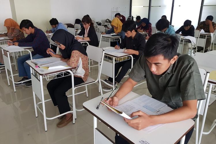 Pendaftar seleksi mandiri pendidikan vokasi Universitas Brawijaya (UB) saat mengikuti tes seleksi.