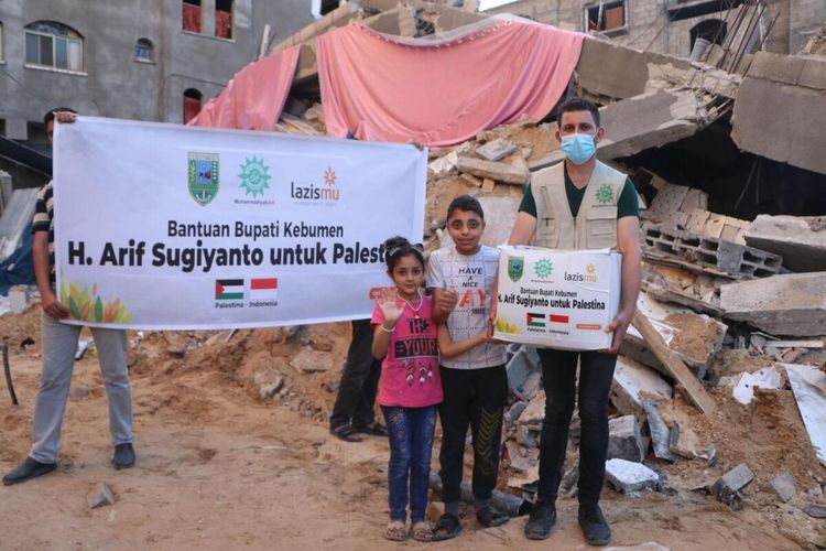 Penyerahan bantuan dari Bupati Kebumen Arif Sugiyanto untuk warga Palestina.