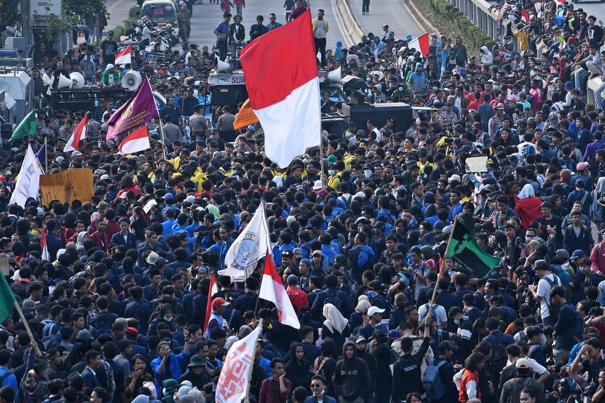 Mahasiswa dari sejumlah elemen mahasiswa se-Jabodetabek berunjuk rasa di depan kompleks Parlemen, Senayan, Jakarta, Senin (23/9/2019). Ribuan mahasiswa yang berasal dari sejumlah elemen mahasiswa se-Jabodetabek turun ke jalan berdemonstrasi menolak UU KPK dan pengesahan RUU KUHP. ANTARA FOTO/Aditya Pradana Putra/wsj.