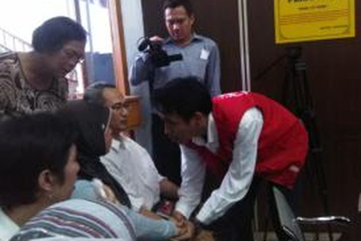 Dwiki, terdakwa kasus kekerasan pecinta alam Sabhawana SMAN 3, menyalami orangtua Arfiand Caesar Al-Irhamy di Pengadilan Negeri Jakarta Selatan, Selasa (28/10/2014).