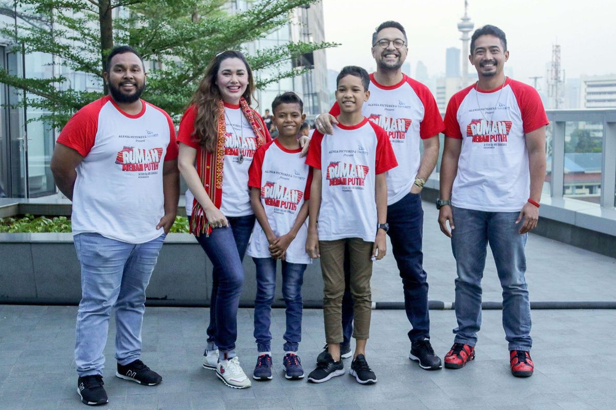 Pasangan Selebriti, Nia Zulkarnaen (dua kiri) dan Ari Sihasale (dua kanan) berpose bersama para pemain film Rumah Merah Putih, saat media visit ke Kompas.com, Selasa (18/6/2019).