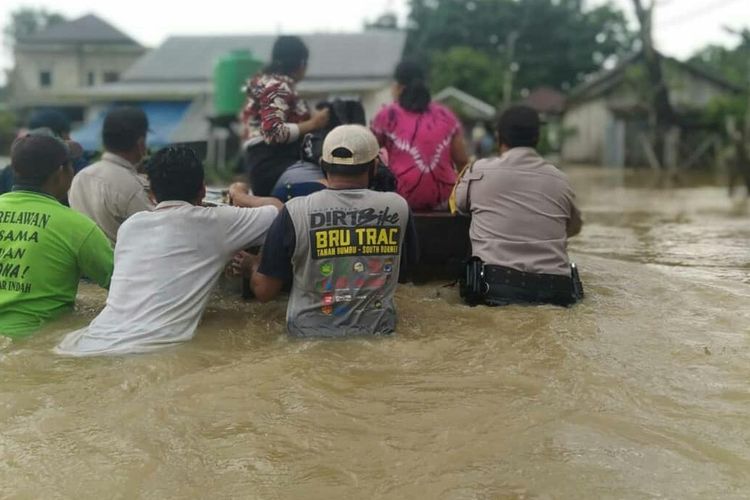 Petugas gabungan dibantu warga mengevakuasi korban terdampak banjir di Kecamatan Sungai Loban, Tanah Bumbu, Kalsel, (Sabtu/6/6/2020).