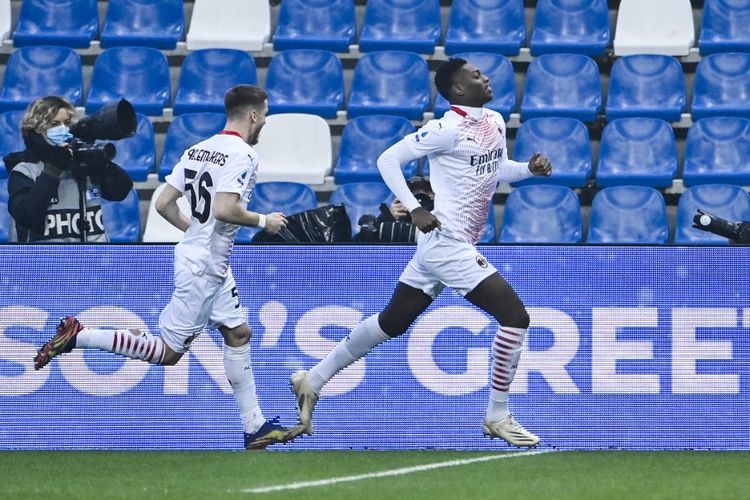 Penyerang AC Milan, Rafael Leao, mencetak gol langsung dari kick-off laga Liga Italia kontra Sassuolo di Stadion Mapei, Sassuolo, pada Minggu (20/12/2020).