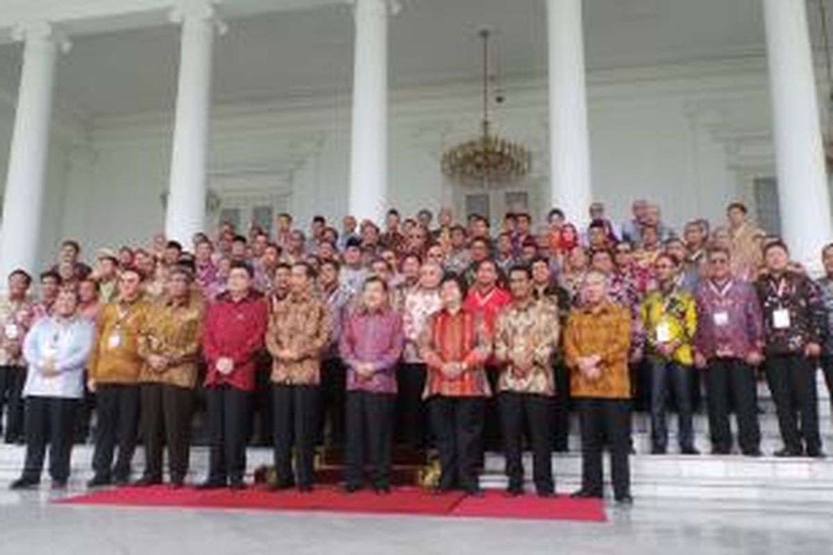 Presiden Joko Widodo bersama bupati, wali kota dan gubernur seluruh Jawa dan Maluku berpose di Istana Bogor, Jawa Barat, Jumat (13/2/2015).