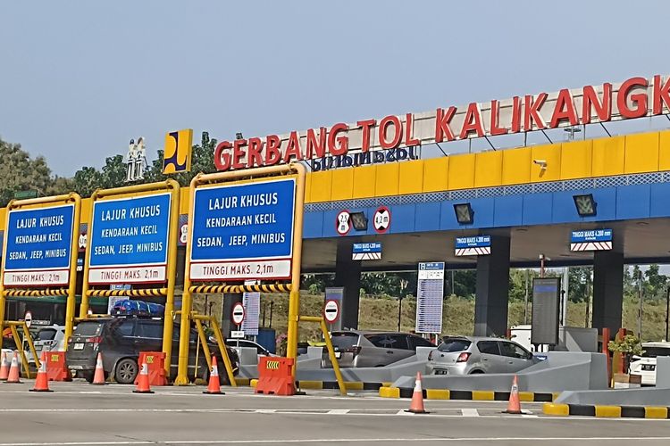 Kendaraan dari arah Jakarta mulai memasuki Gerbang Tol Kalikangkung Semarang, Jawa Tengah (Jateng). Rabu (3/4/2024).