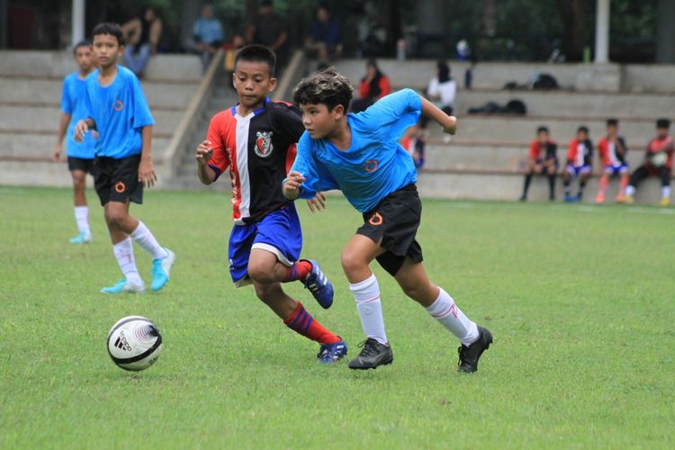 Aksi pemain Dream Team NYXS Indonesia dalam uji coba melawan Serpong FC U-12 di Lapangan SGU Serpong. Dream Team NYXS Indonesia yang sedang persiapan mengikuti Turnamen TicTac U-12 di Barcelona pada 16-18 Desember 2022, menang 7-2. 