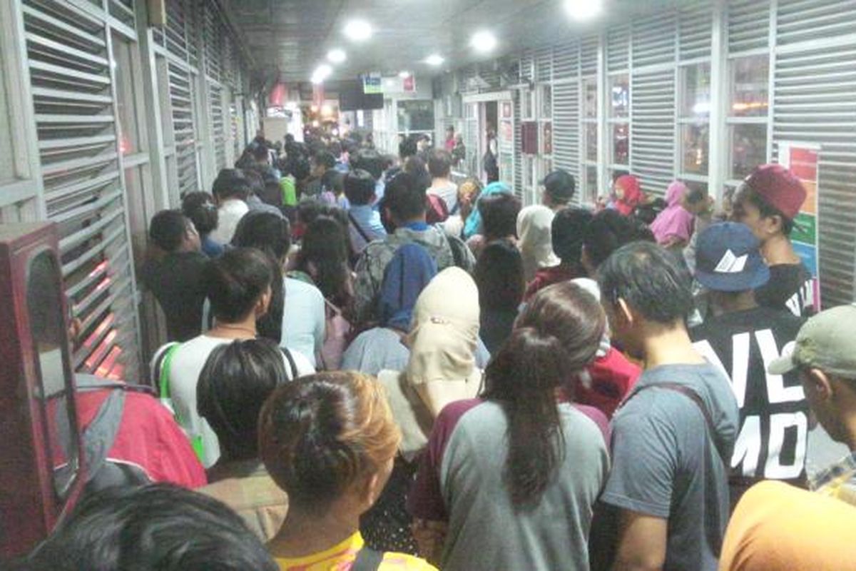 Antrian panjang calon penumpang bus transjakarta koridor 2 di Halte Harmoni, Kamis (21/1/2016) malam sekitar pukul 20.15.