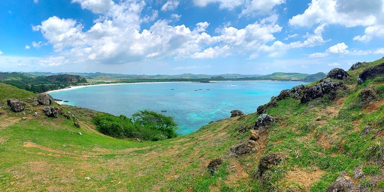 Tempat wisata bernama Bukit Merese yang menampilkan pemandangan Pantai Tanjung Aan di Kabupaten Lombok Tengah, Nusa Tenggara Barat (SHUTTERSTOCK/frekedech).