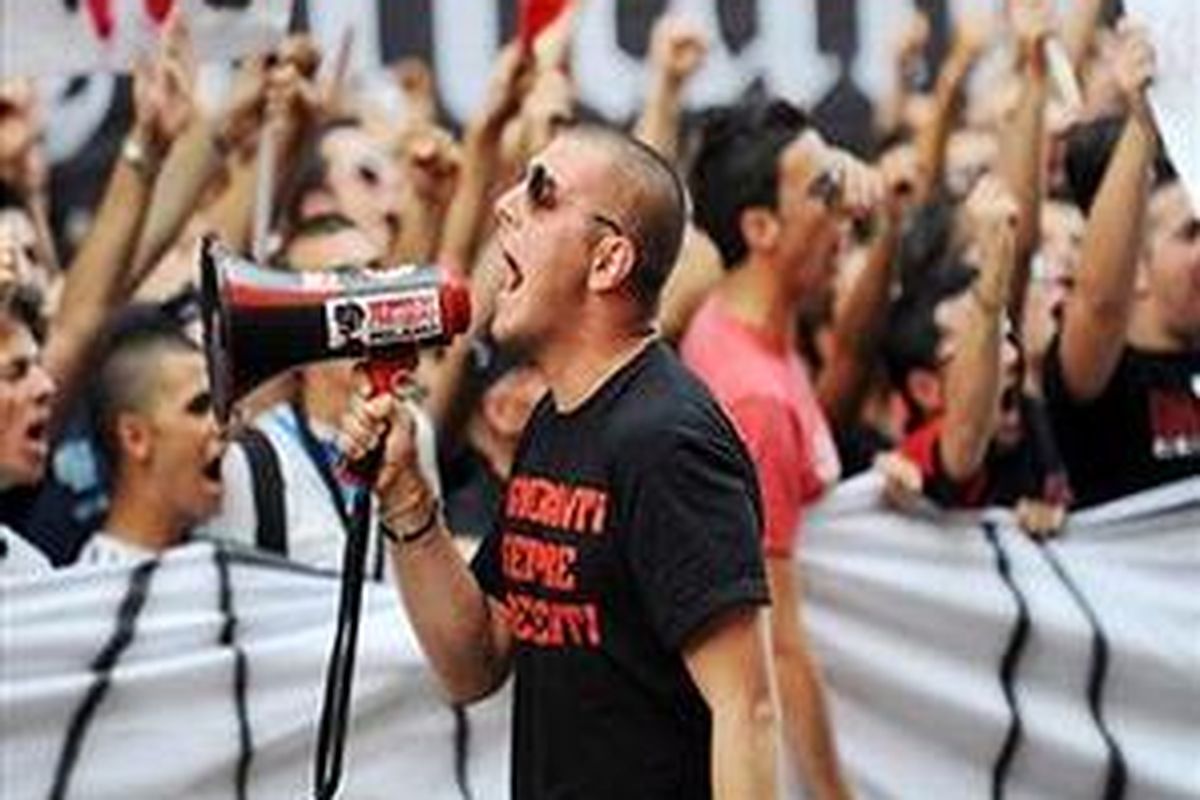 Suporter Milan dalam sebuah protes.