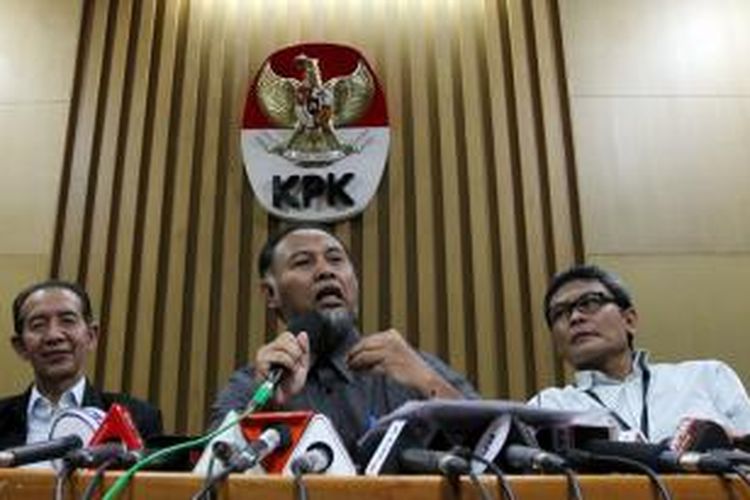 Dua pimpinan Komisi Pemberantasan Korupsi (KPK) Bambang Widjojanto (tengah) dan Zulkarnain (kiri) didampingi juru bicara KPK Johan Budi memberikan keterangan kepada wartawan terkait penetapan status tersangka Menteri ESDM Jero Wacik, di Kantor KPK, Jakarta, Rabu (3/9/2014). Politisi Partai Demokrat tersebut diduga melakukan tindak pidana korupsi terkait pengadaan proyek di Kementerian ESDM 2011-2013.