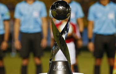 Penampakan trofi Piala Dunia U17 jelang laga final Piala Dunia U17 2019 antara Meksiko vs Brasil di Stadion Bezerrao, Gama, Brasilia, 17 November 2019. Terkini, FIFA resmi menunjuk Indonesia sebagai tuan rumah Piala Dunia U17 2023. (Photo by Miguel SCHINCARIOL / AFP)