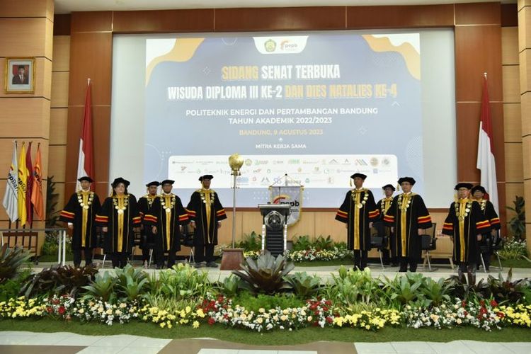 PEP Bandung melakukan prosesi wisuda D3 Tahun Akademik 2022/2023 di Gedung SM Sair. 