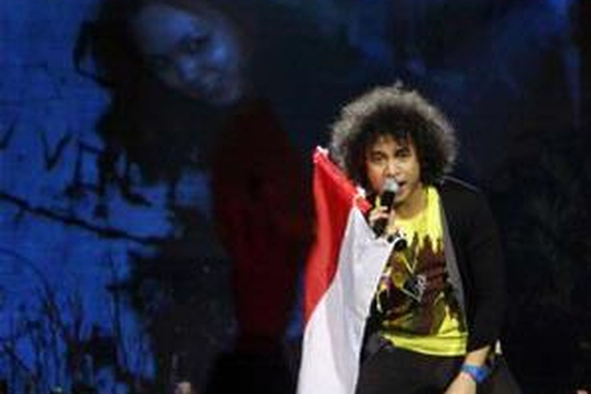 Gilang Nidji tampil menghibur di acara Grand Final MTV VJ Hunt 2008 di Tennis Indoor, Senayan, Jakarta, Kamis (19/6) malam.  