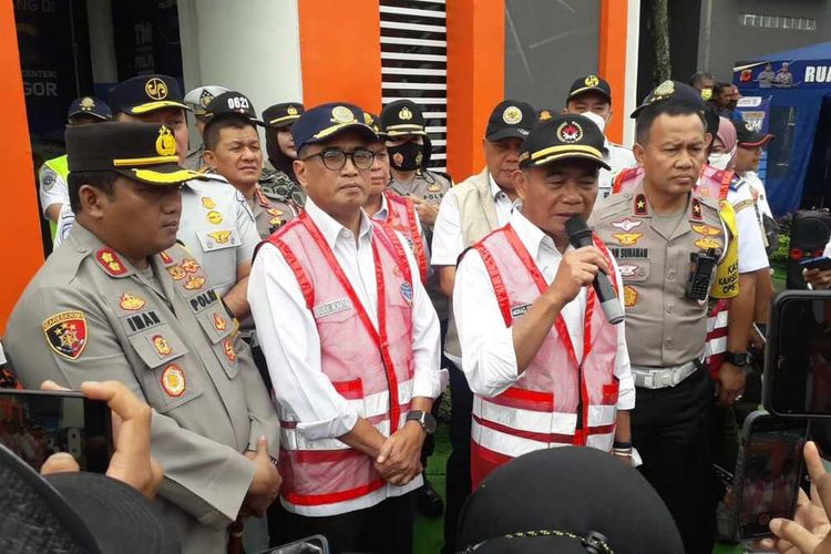 Menteri Koordinator Bidang Pembangunan Manusia dan Kebudayaan (Menko PMK) Muhadjir Effendy saat meninjau kondisi dan situasi pergerakan arus lalu lintas kendaraan di Pospam Gadog, Kecamatan Ciawi, Kabupaten Bogor, Jawa Barat, Jumat (30/12/2022).