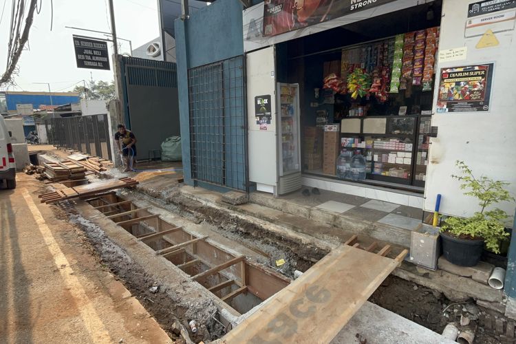 Pedagang Berharap Proyek Galian di Joglo Jakbar Cepat Rampung agar Pembeli Kembali