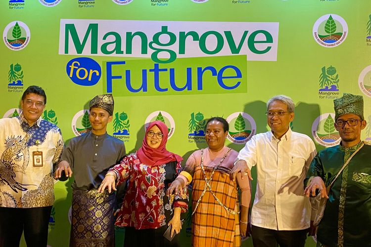 
Direktur Jenderal Konservasi Sumber Daya Alam dan Ekosistem KLHK Satyawan Pudyatmoko, Sekretaris BRGM Ayu Dewi Utari, dan tiga tokoh local pejuang mangrove Rudi Hartono dari Kalimantan Barat, Loesye Fainno dari Papua Barat, dan Yudi Amsoni dari Bangka Belitung saat jumpa media usai Mangrove Talks di Jakarta, Sabtu (27/7/2024). 