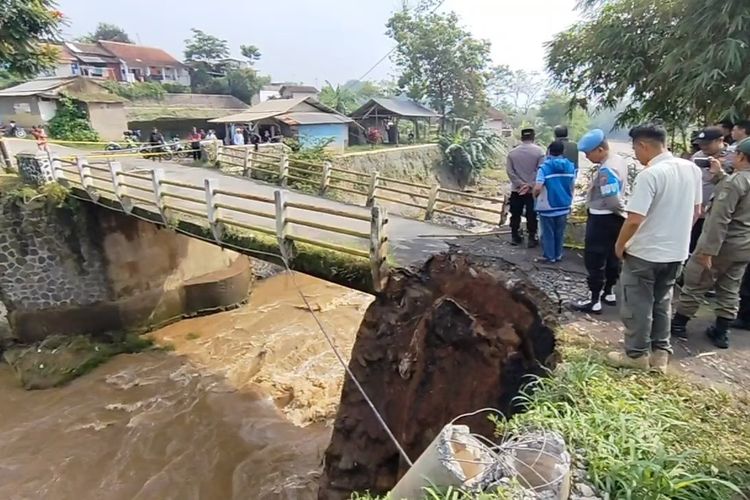 Jembatan Radug Amblas, Jalur Penghubung Majalaya-Ibun Terputus