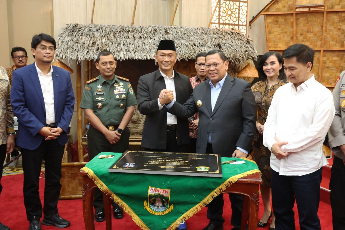 Penjabat (Pj) Gubernur Banten A Damenta bersama Kepala Badan Kepegawaian Nasional (BKN) Zudan Arif Fakhrullah melakukan peluncuran Penerapan Manajemen Talenta di Lingkungan Pemerintah Provinsi Banten, Rabu (12/2/2025). 
