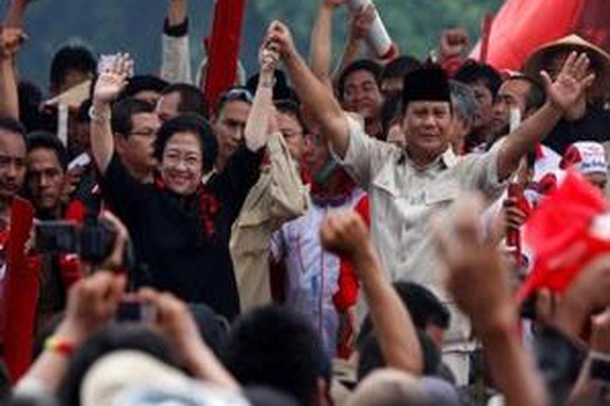 Pasangan Capres Megawati Soekarnoputri dan Cawapres Prabowo Subianto saat deklarasi sebagai pasangan capres dan cawapres di Tempat Pengelolaan Sampah Terpadu Bantar Gebang, Bekasi, Minggu (24/5).