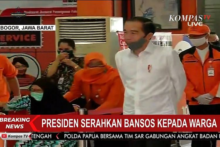 Presiden Joko Widodo mengunjungi kantor pos Kota Bogor, Rabu (13/5/2020). Kedatangan Jokowi untuk mengecek penyaluran bantuan langsung tunai kepada masyarakat. 