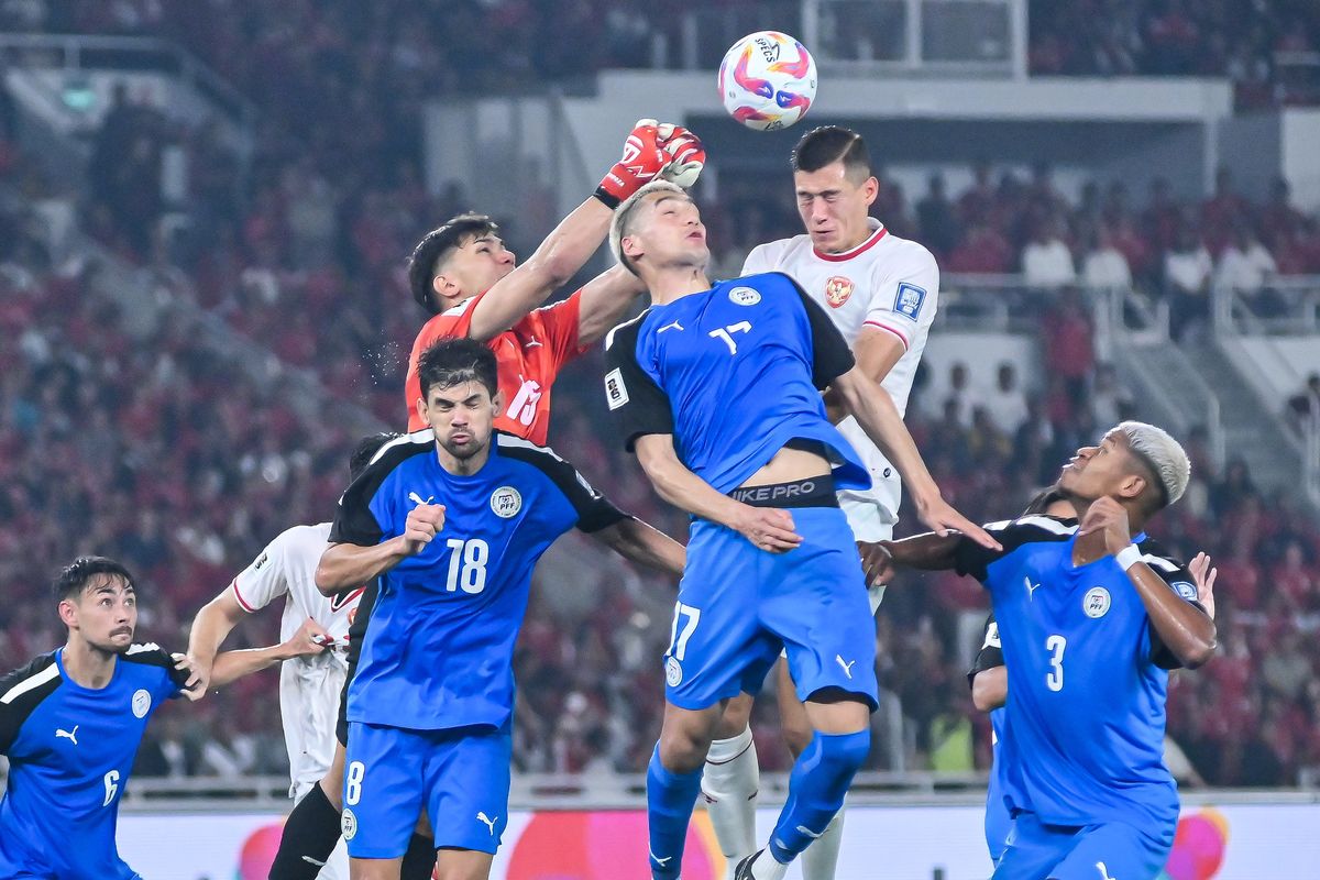 Duel Udara di pertahanan Timnas Filipina, Jay Idzes (putih) berduel dengan penjaga gawang Kevin Ray Mendoza serta terlibat Adrian Ugelvik dalam pertandingan Kualifikasi Piala Dunia 2026 Zona Asia Grup F, Selasa (11/6/2024) di Stadion Gelora Bung Karno Jakarta. 