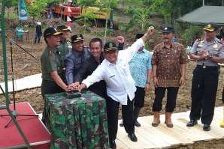 Pangdam III Siliwangi Mayor Jenderal Hadi Prasojo tengah meninjau pembukaan 300 hektar sawah baru di Kampung Cikatulampa, Desa Padawaras, Kecamatan Cipatujah, Kabupaten Tasikmalaya, Kamis (11/2/2016).