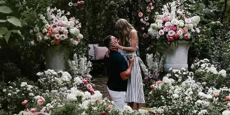 Setelah foto pertunangan Taylor Swift beredar, jam tangan Cartier Santos Demoiselle langsung melonjak popularitasnya. Harganya mencapai Rp 329 juta.
