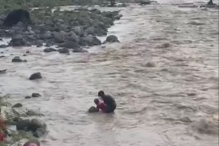 Aksi Heroik Pemuda Padang Pariaman Selamatkan Lansia yang Nyaris Hanyut di Sungai Anduriang