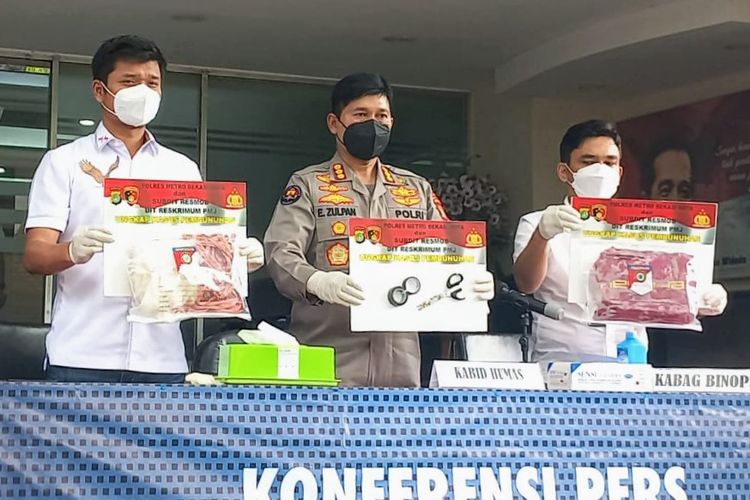 Kabid Humas Polda Metro Jaya Kombes Endra Zulpan (tengah) saat konferensi pers penangkapan pelaku pembunuhan pemuda di Bekasi, Rabu (26/1/2022) di Mapolda Metro Jaya.