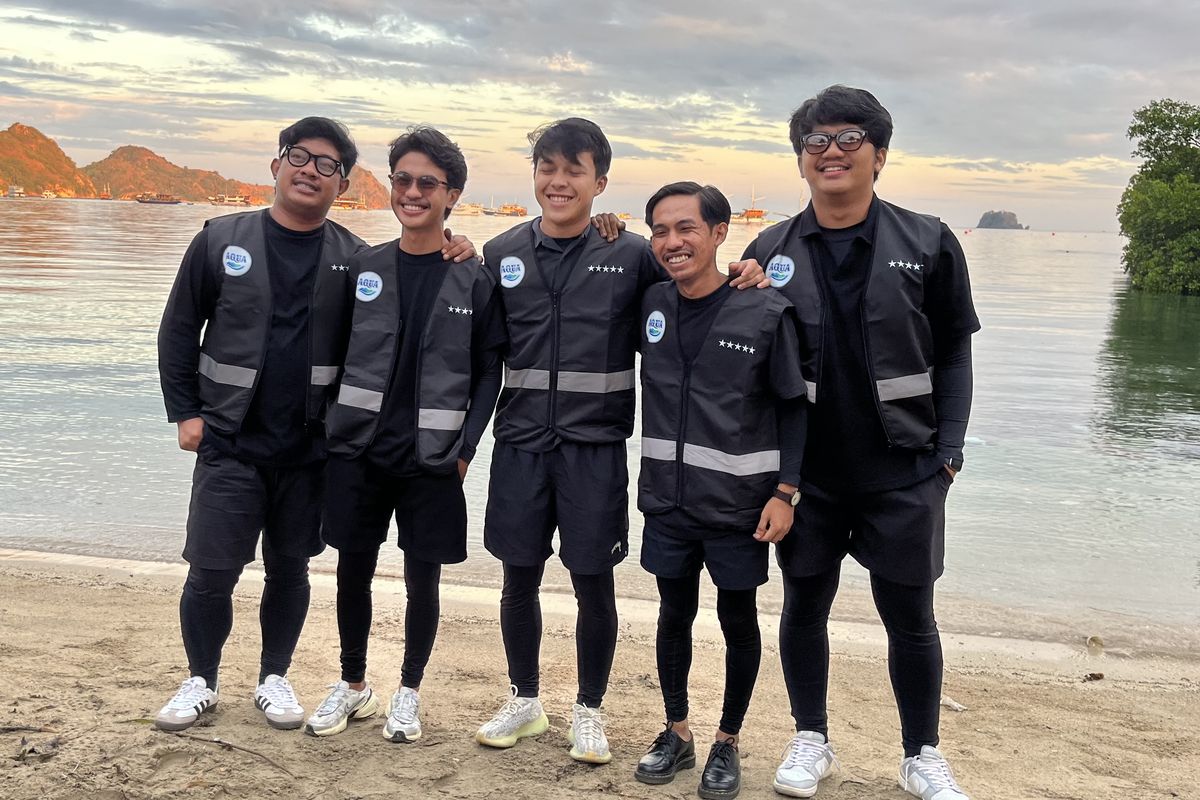 Pandawara Group di Pantai Binongko, Labuan Bajo, Kabupaten Manggarai Barat, Nusa Tenggara Timur, Kamis (30/5/2024), ketika hendak memulai kegiatan bersih-bersih pantai atau beach clean-up bersama komunitas lokal dalam rangkaian kampanye 100 Persen Murni, 100 Persen Petualangan Indonesia Aqua Danone Indonesia dan Kemenparekraf.