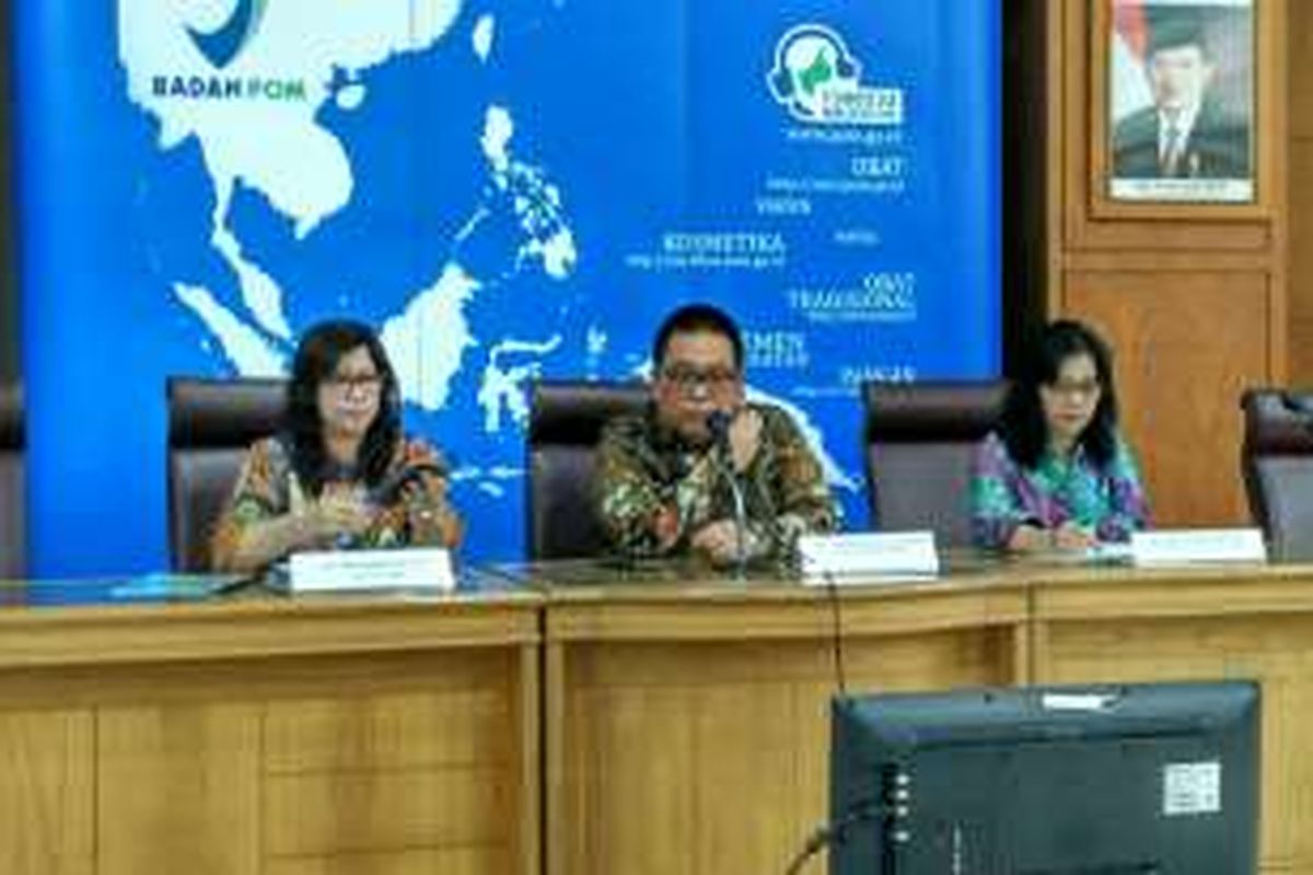 Pelaksana Tugas Kepala Badan Pengawasan Obat dan Makanan (BPOM) Bahdar Johan (tengah) dalam konferensi pers terkait temuan vaksin palsu di Kantor BPOM, Jakarta Pusat, Selasa (28/6/2016).