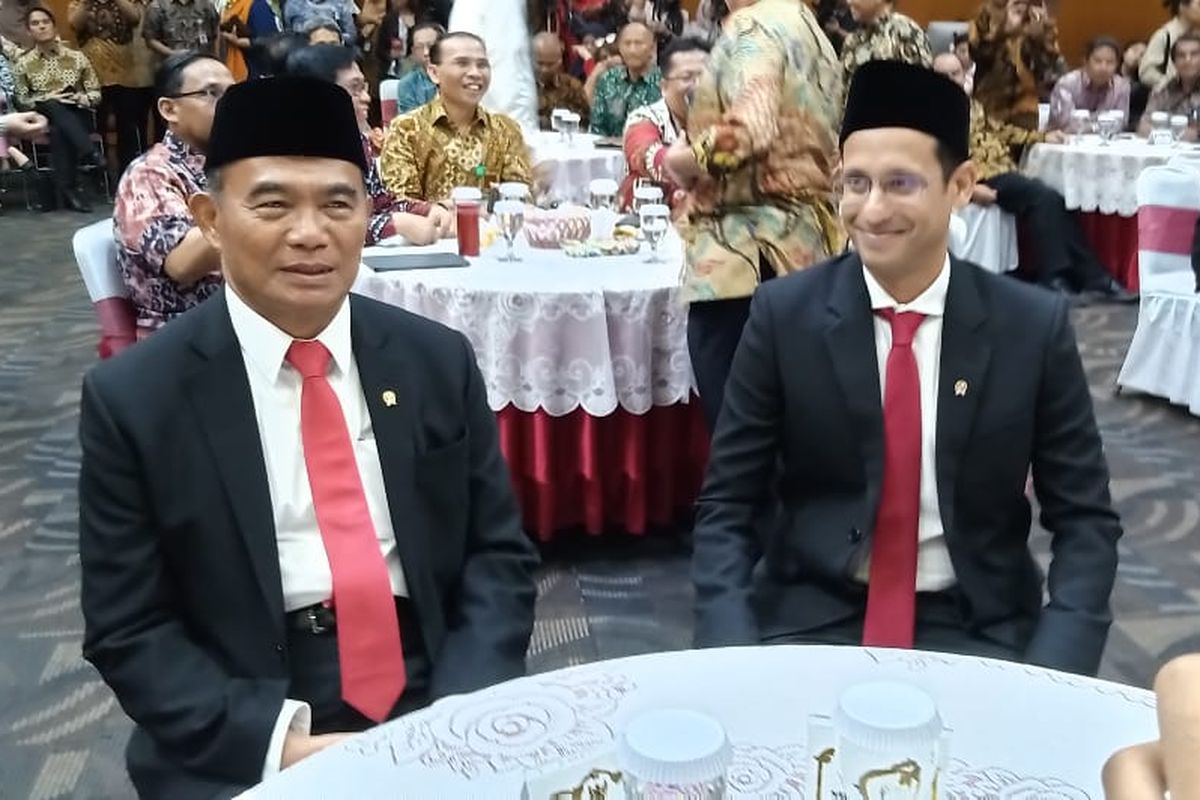 Mendikbud Kabinet Kerja Muhadjir Effendy bersama Mendikbud baru Kabinet Indonesia Maju Nadiem Makarim dalam acara Serah Terima Jabatan di Gedung Kemendikbud, Jakarta (23/10/2019).

