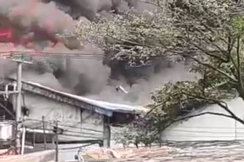 Pabrik Pipa Paralon di Kosambi Tangerang Terbakar, Api Tampak Membubung Tinggi