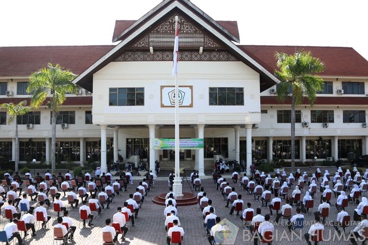 Prosesi pelantikan pejabat eselon tiga dan empat di halaman kantor bupati Aceh Utara, Kamis (9/4/2020) dilangsungkan di bawah terik matahari.