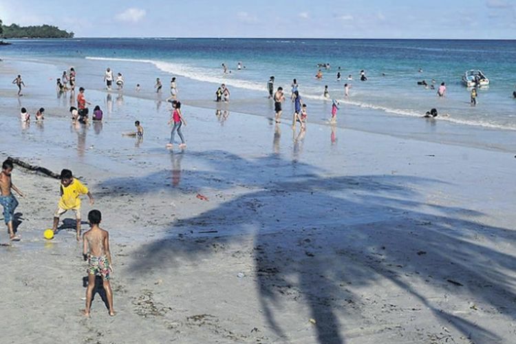 Anak-anak bermain bola di tepi Pantai Natsepa, Kabupaten Maluku Tengah, Maluku, Sabtu (22/6/2013). Pantai Natsepa merupakan salah satu lokasi wisata di Kota Ambon dan Maluku Tengah yang banyak dikunjungi, terutama saat liburan sekolah.