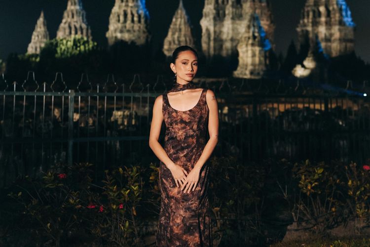 5 Gaya NIKI Zefanya di Prambanan Jazz, Rambut Kepang Sleek