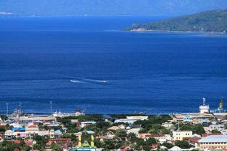 Pemandangan sebagian Kota Ternate, Provinsi Maluku Utara, dari ketinggian, Rabu (3/6). Kota Ternate kaya dengan potensi pariwisata, tetapi belum dikelola secara baik oleh pemerintah ataupun pihak swasta sehingga masih minim sarana penunjang.