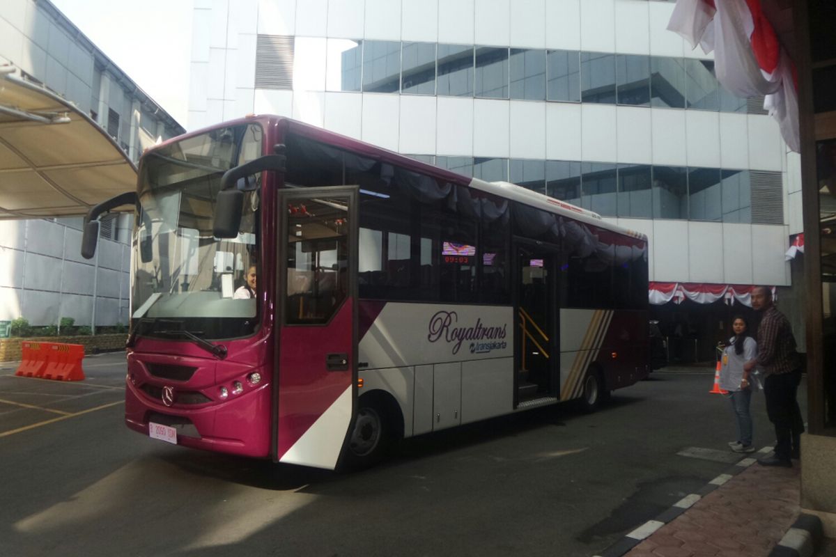 Bus Royaltrans milik PT Transjakarta yang rencananya digunakan untuk melayani warga perumahan. Foto diambil di Kementerian Perhubungan, Kamis (24/8/2017). 