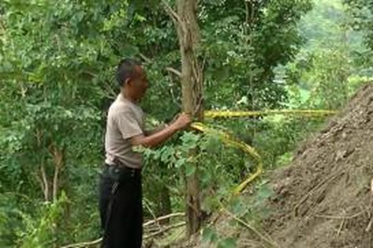 Polisi memasang garis polisi di Gunung Bapang, Sukoharjo, Jumat (27/3/2015). 