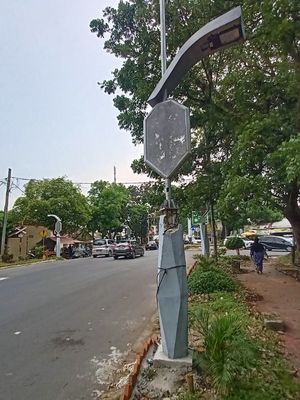 Lampu jalan di Kota Medan yang dikritik mirip pocong.