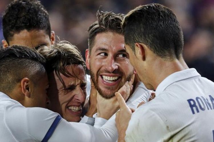 Gelandang Real Madrid, Luka Modric (ketiga dari kanan), merayakan gol yang dicetak rekannya, Sergio Ramos (kedua dari kanan), ke gawang FC Barcelona, dalam lanjutan La Liga di Stadion Camp Nou, Sabtu (3/12/2016).