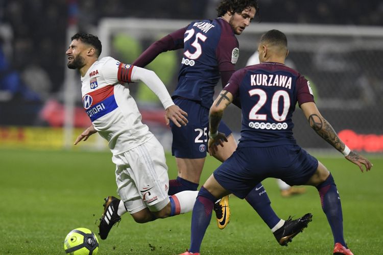 Gelandang Olympique Lyon, Nabil Fekir (kiri), jatuh di dekat bek Paris Saint-Germain, Layvin Kurzawa, dalam laga Liga Prancis di Stadion Groupama, Lyon, pada 21 Januari 2018. 