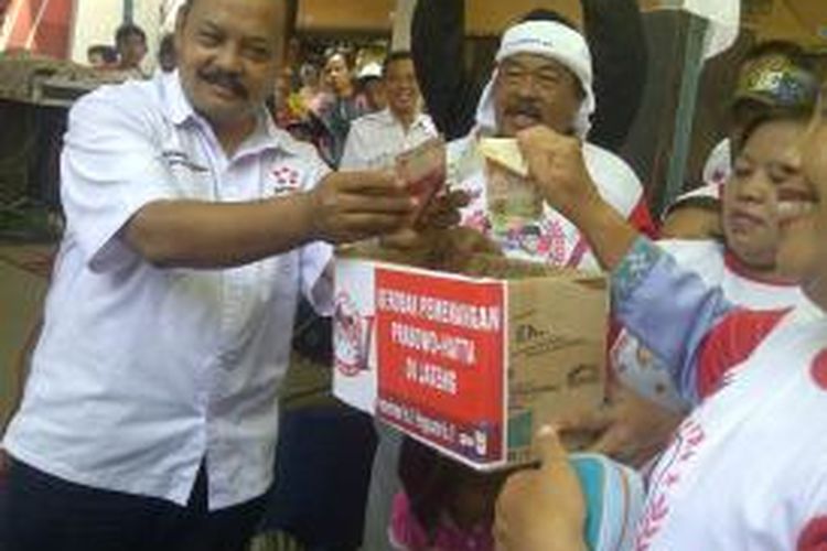 Saweran para pedagang kaki lima (PKL) untuk mendukung pasangan capres cawapres Prabowo-Hatta di Pasar Mangkang, Semarang, Senin (23/6/2014)