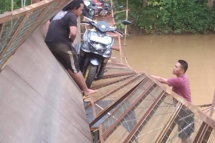 Jembatan Gantung di Sukabumi Putus, Pengendara Motor Tercebur ke Sungai