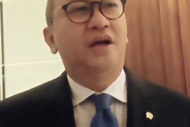 CEO Danantara Rosan P Roeslani memberikan keterangan usai menghadiri Forbes Global CEO Conference di St Regis, Jakarta, Rabu (15/10/2025) malam. 